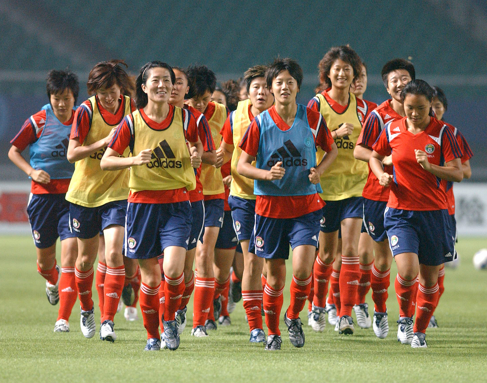 女足赛场上的精彩表现引发观众热情 女足赛场上的精彩表现引发观众热情