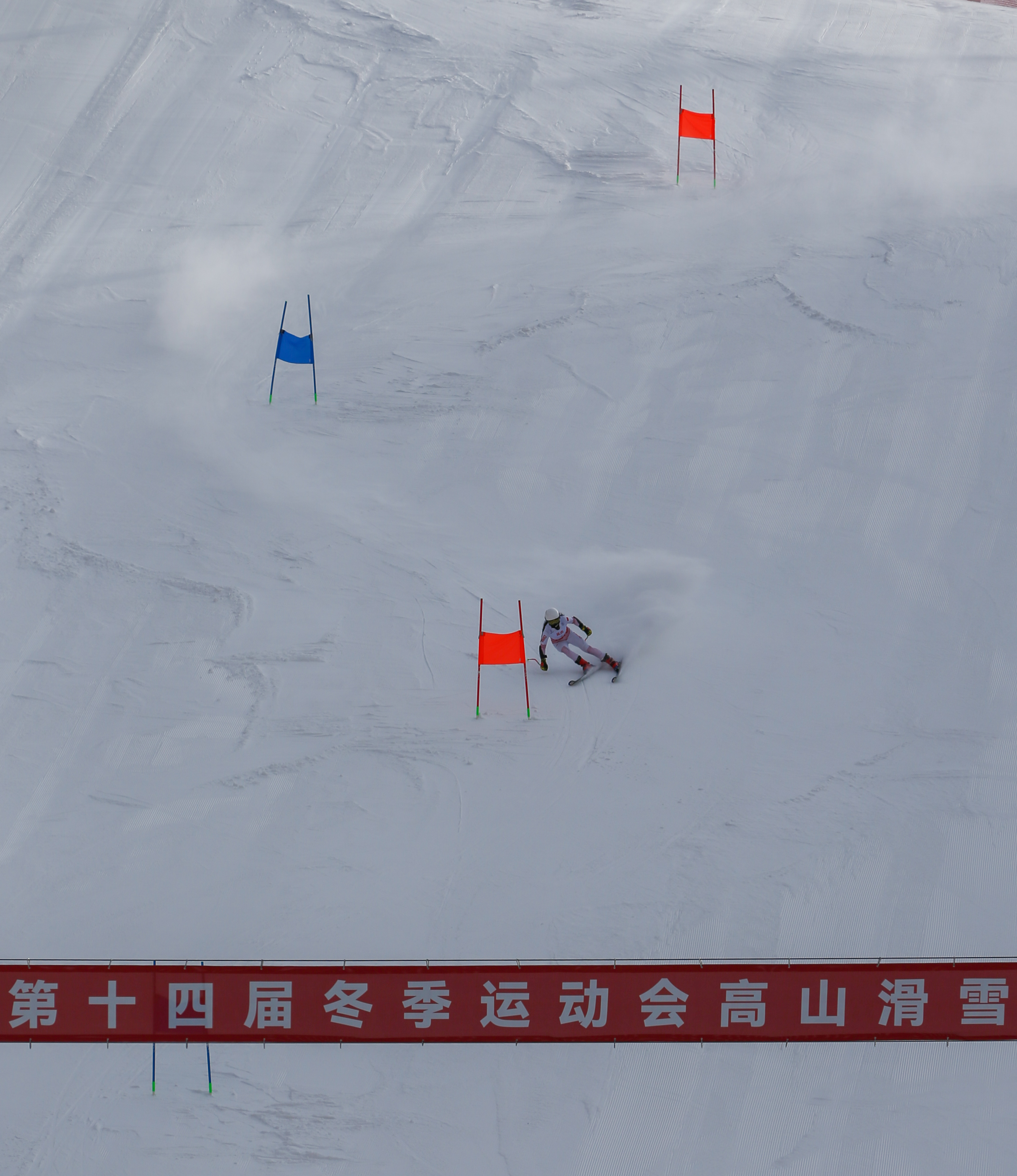 九游体育官网-滑雪比赛选手速度奇快冲向终点的简单介绍