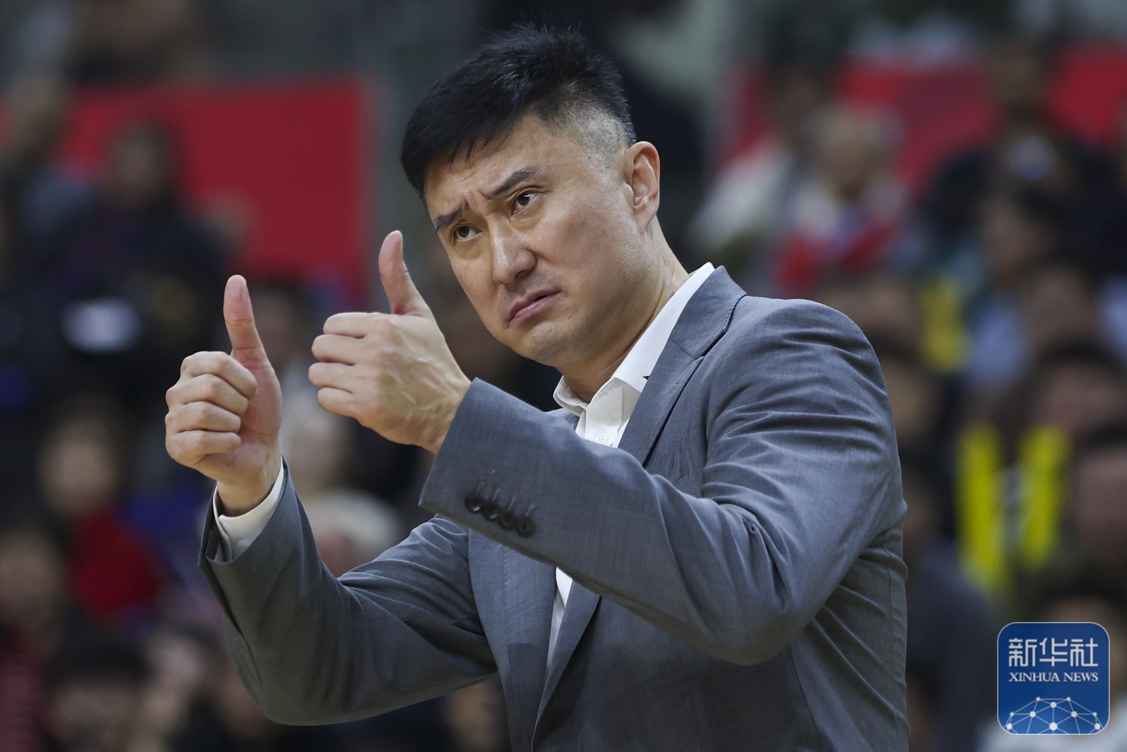 九游体育亚洲官网-激烈比赛中球员不畏强队，奋力前行