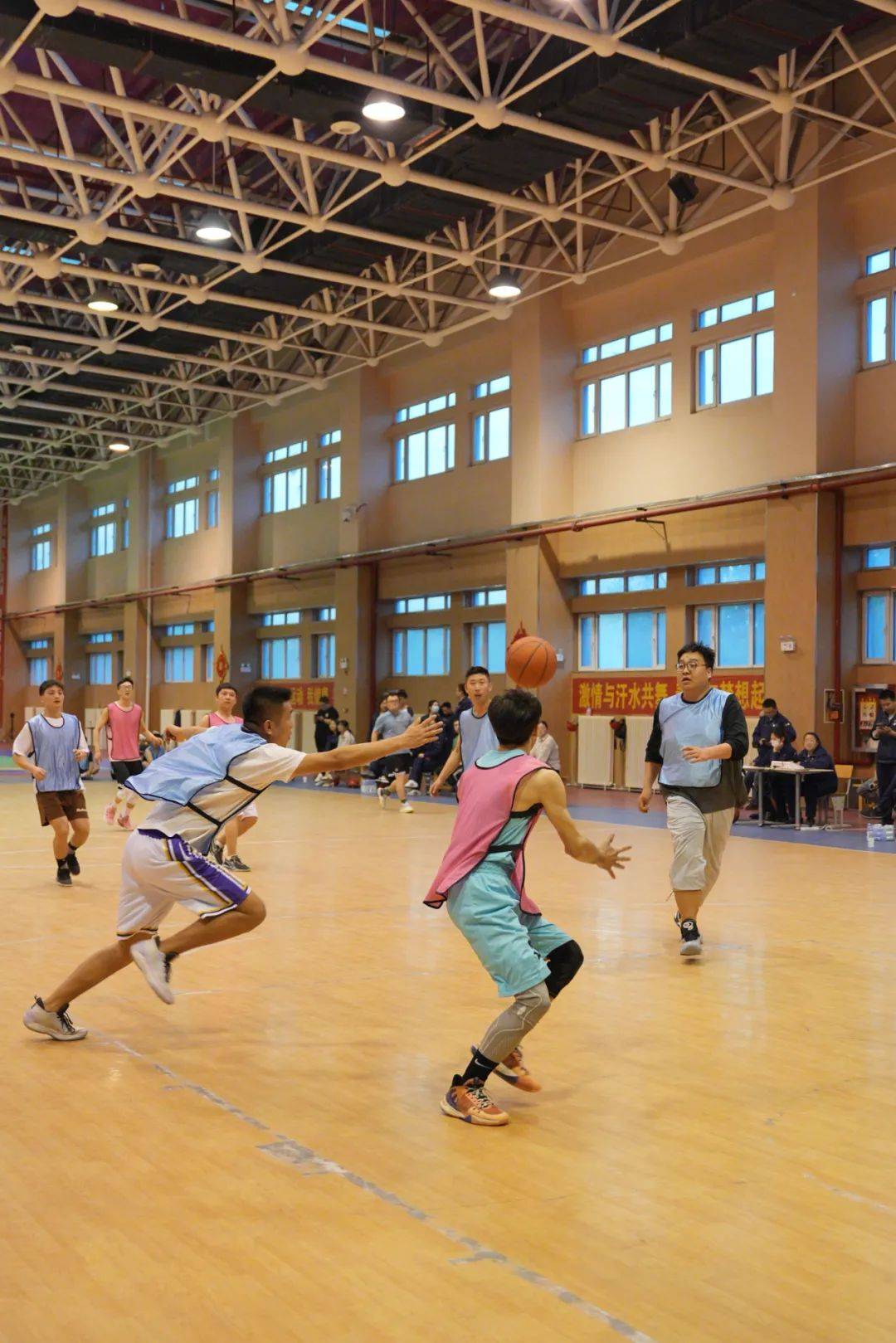 九游体育中国官网-职业篮球比赛升温，观众热情高涨的简单介绍