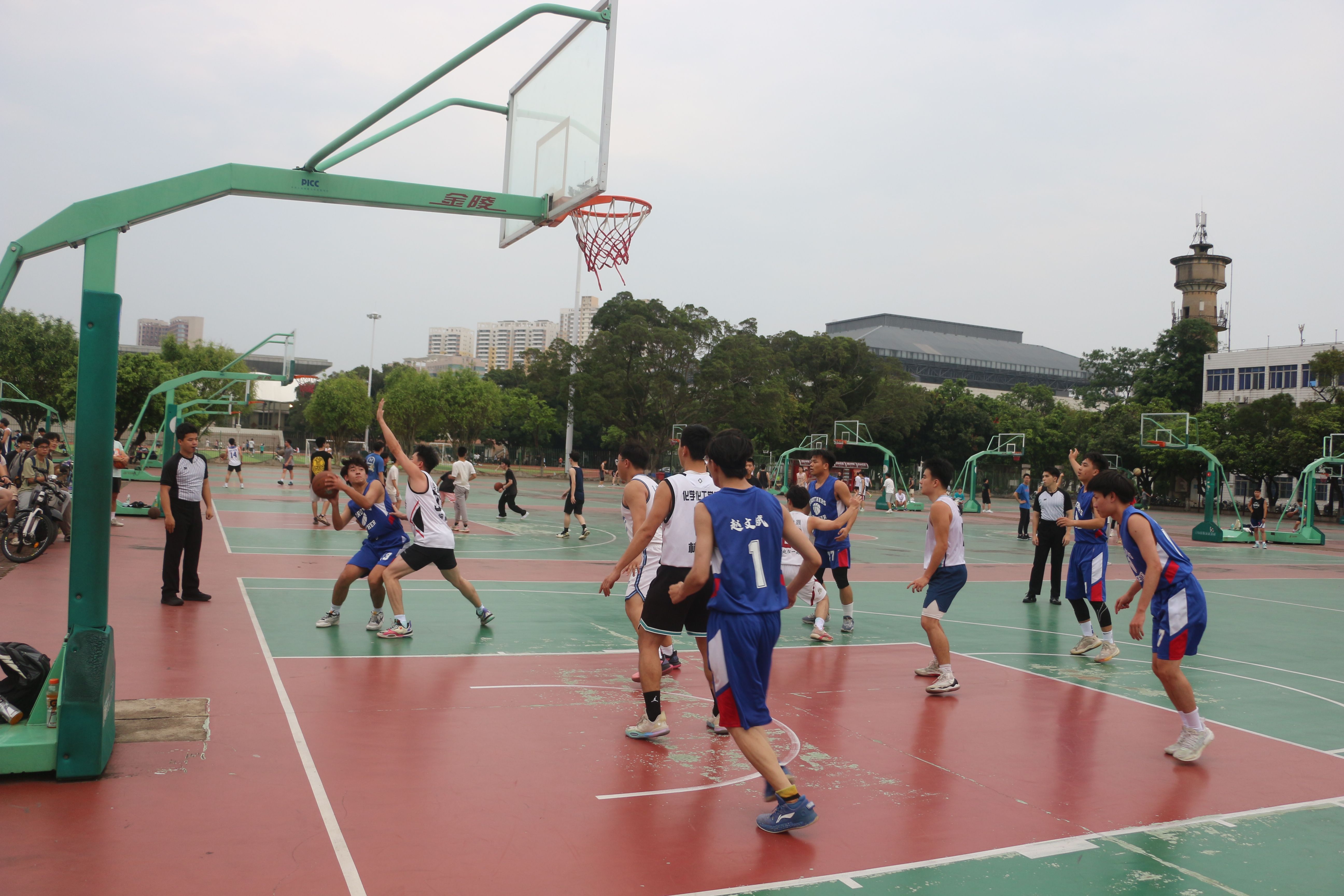 职业篮球比赛升温，观众热情高涨的简单介绍