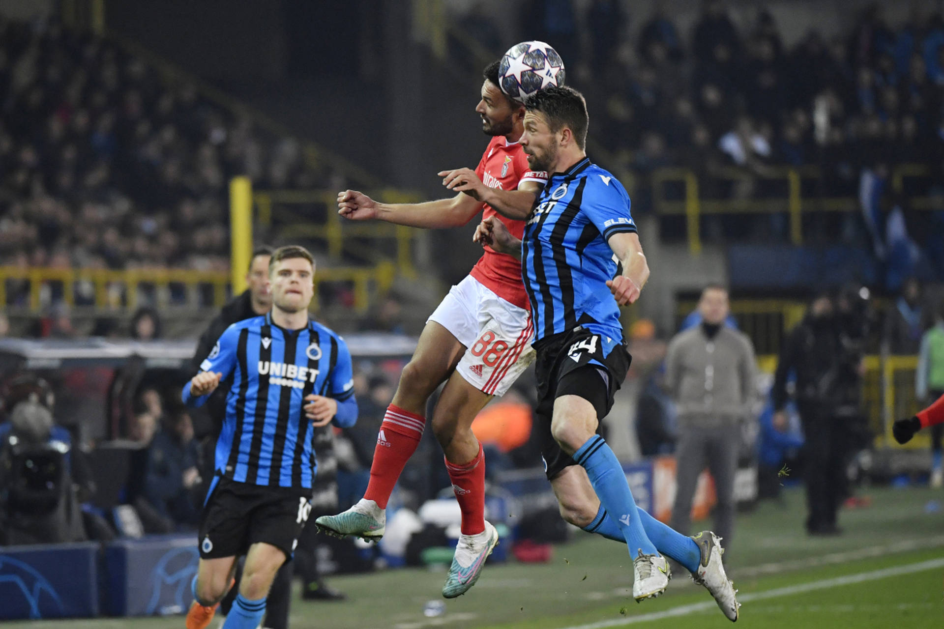 曼城主场迎战狼队,备受关注 曼城主场迎战狼队,备受关注