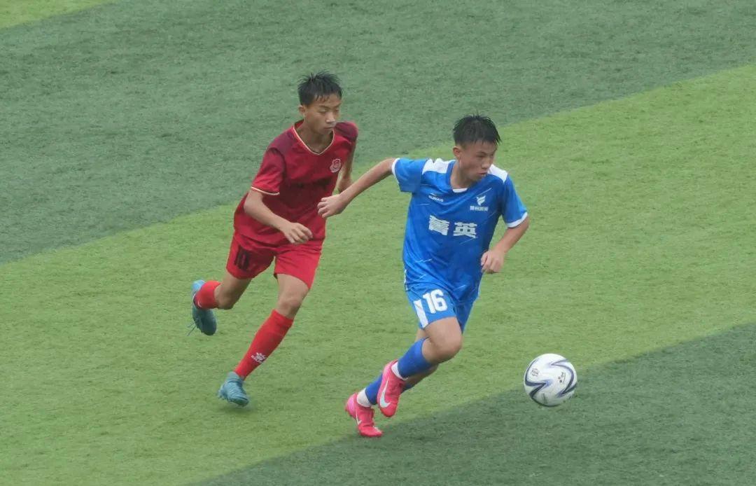 关于足球比赛氛围热烈,球员奋力拼搏的信息 关于足球比赛氛围热烈,球员奋力拼搏的信息