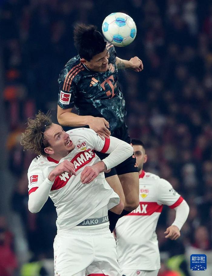 九游体育登录-斯图加特球员在比赛中奋勇拼搏