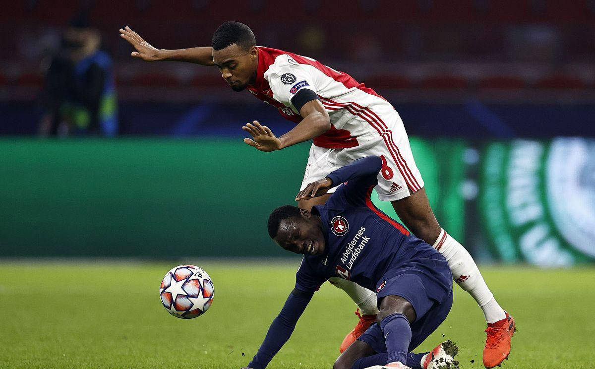 阿贾克斯期待胜利，客场挑战对手奋力争取进球的简单介绍