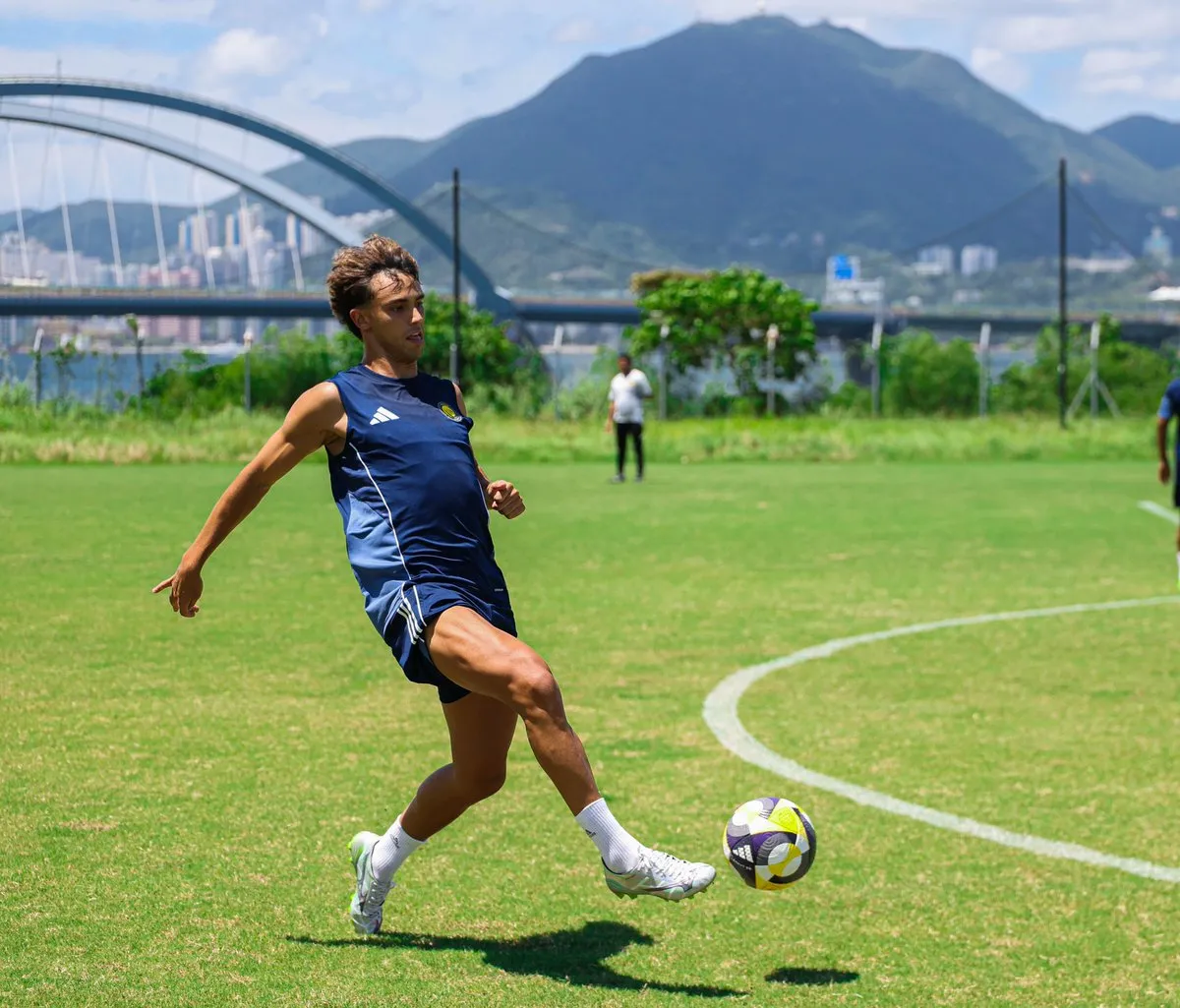 国际足球盛事中女性选手积极备战,努力冲刺胜利 国际足球盛事中女性选手积极备战,努力冲刺胜利